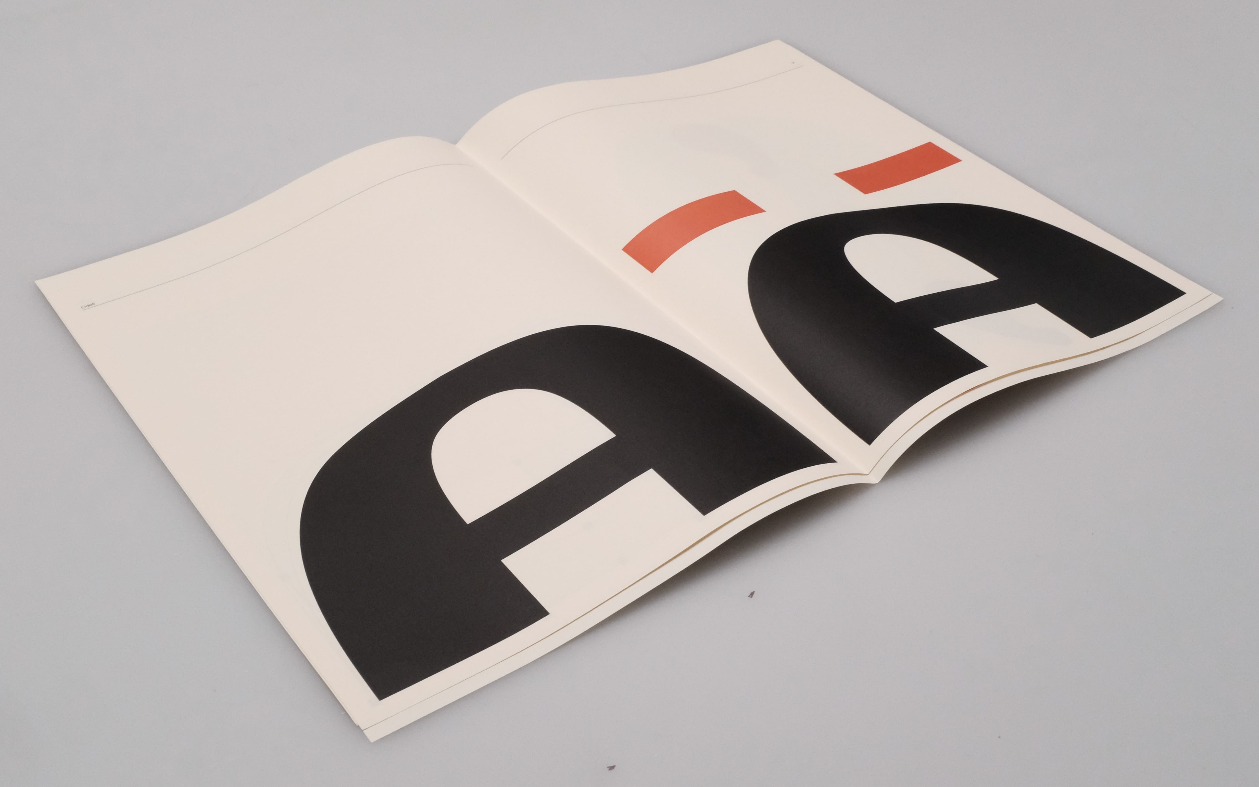 two pictures of a brochure. The right one showes two pages with an a and an ä and the left one shows the binding of the brochure: no binding, the pages just lie in each one another
